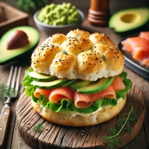 Ein Cloud Bread Burger mit Lachs, Avocado und knackigem Salat.